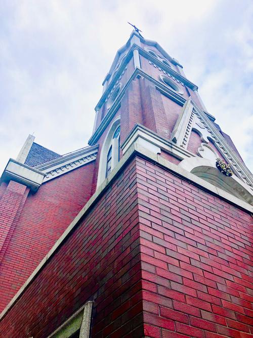 穹顶之下，人间烟火 一座天主教堂的建筑装饰色彩与街拍人文纪事